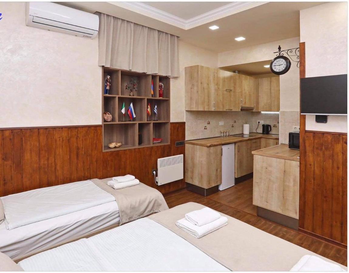 Family Mini-Hotel Martirosyan'S And Tours Yerevan Exterior photo