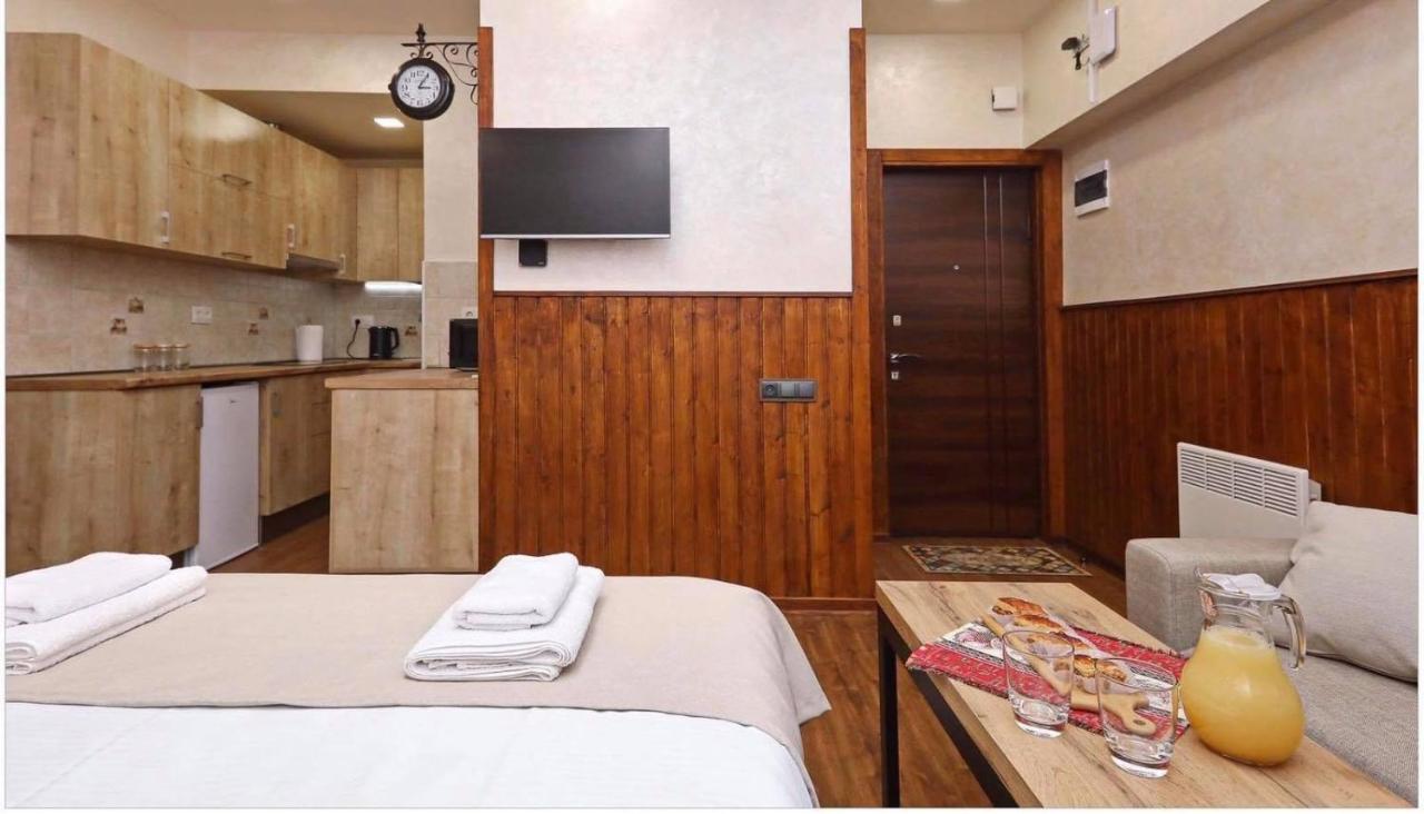 Family Mini-Hotel Martirosyan'S And Tours Yerevan Exterior photo