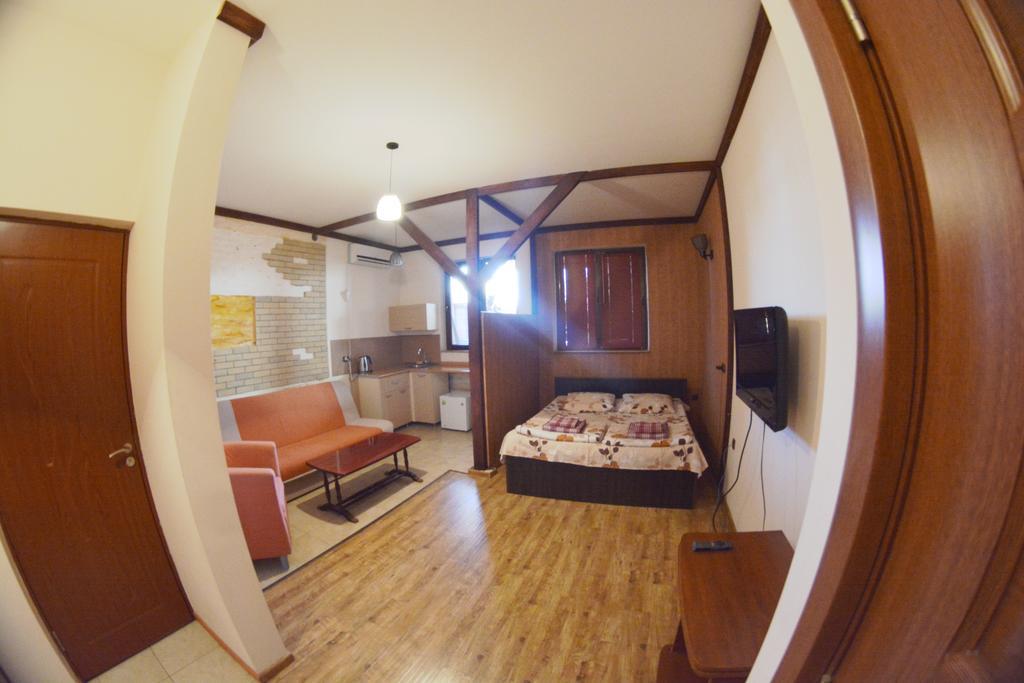 Family Mini-Hotel Martirosyan'S And Tours Yerevan Room photo
