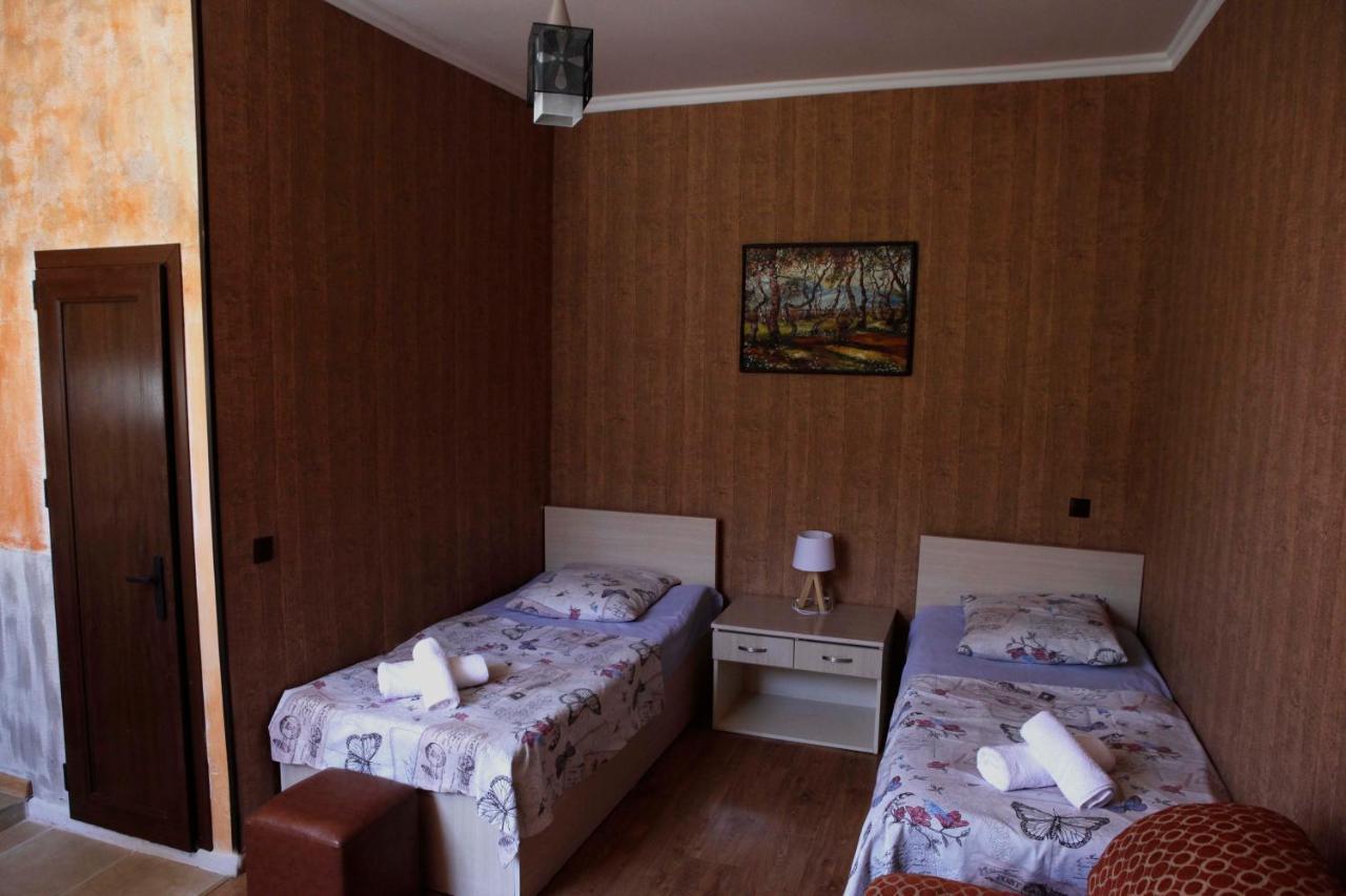 Family Mini-Hotel Martirosyan'S And Tours Yerevan Exterior photo