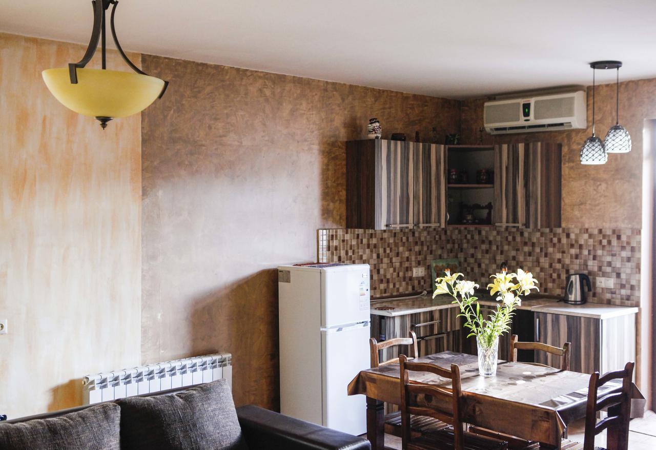 Family Mini-Hotel Martirosyan'S And Tours Yerevan Exterior photo