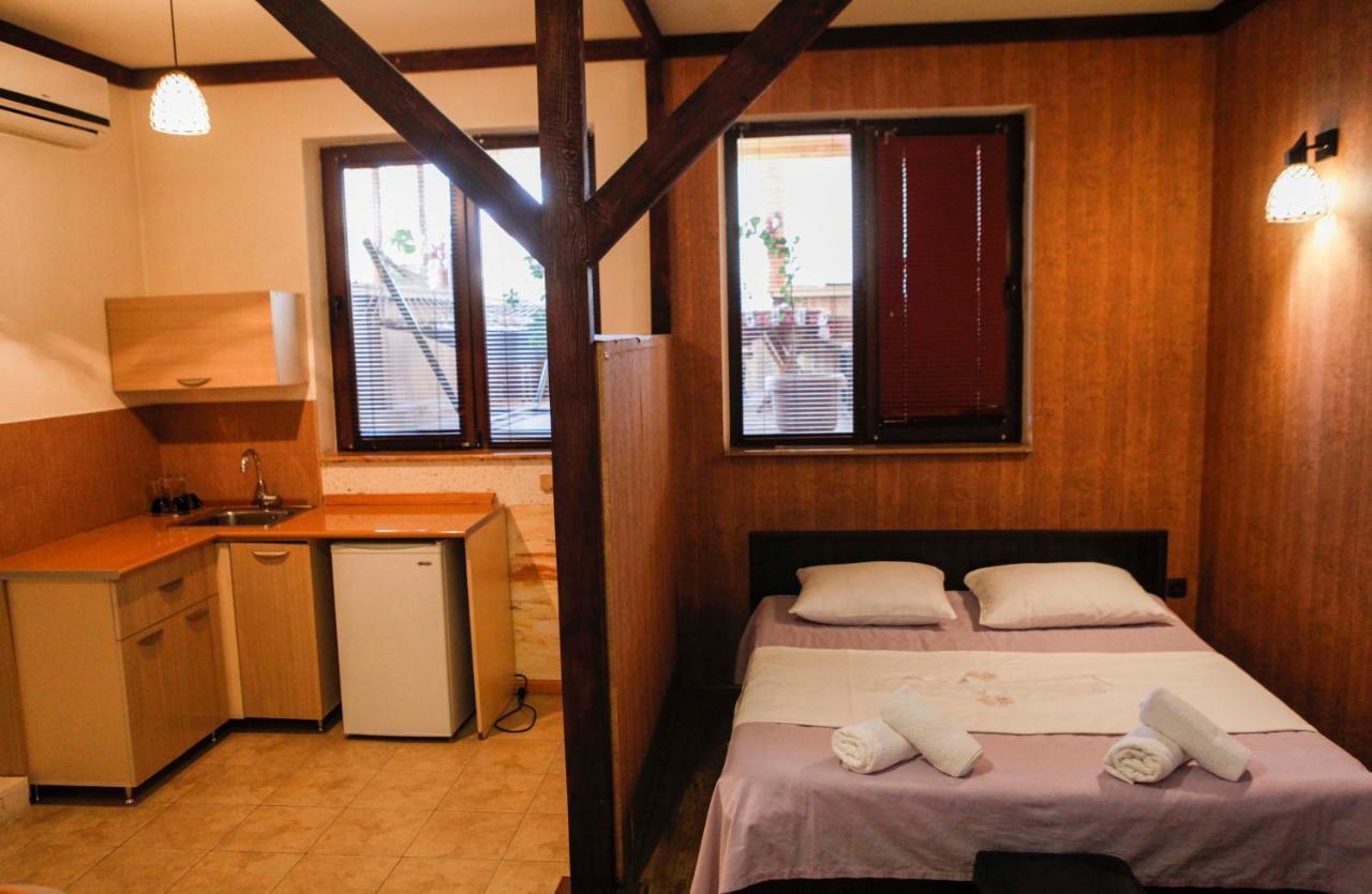 Family Mini-Hotel Martirosyan'S And Tours Yerevan Exterior photo