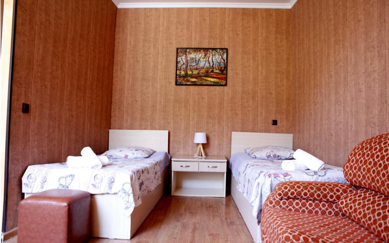 Family Mini-Hotel Martirosyan'S And Tours Yerevan Exterior photo